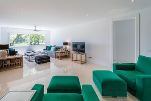 Villa (4 Bedrooms) | Sala de estar | Televisión 