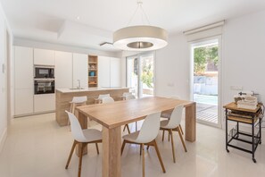 Villa (4 Bedrooms) | Cocina privada | Refrigerador, microondas, parrilla de estufa y lavavajillas 