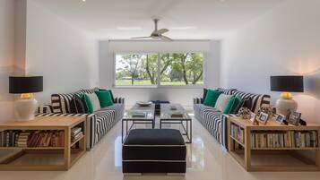 Villa (4 Bedrooms) | Living room | TV