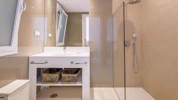 Villa (4 Bedrooms) | Bathroom | Shower, free toiletries, hair dryer, towels