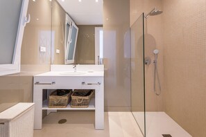 Villa (4 Bedrooms) | Bathroom | Shower, free toiletries, hair dryer, towels - Genteel Home El Noruego (Marbella)