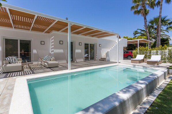 Una piscina al aire libre
