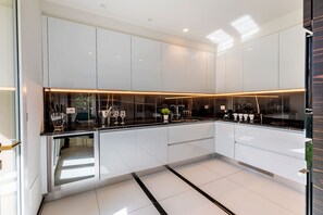 Villa de lujo, alberca privada (4 Bedrooms) | Cocina privada | Refrigerador con congelador, microondas, horno y parrilla de estufa