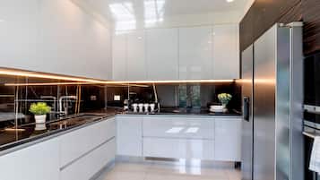 Vila Mewah, kolam renang pribadi (4 Bedrooms) | Dapur pribadi | Lemari es besar, microwave, oven, dan kompor