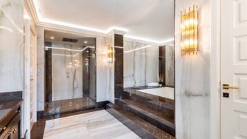Villa Luxury, piscina privata (4 Bedrooms) | Bagno | Set di cortesia gratuito, asciugacapelli, bidet, pavimenti riscaldati