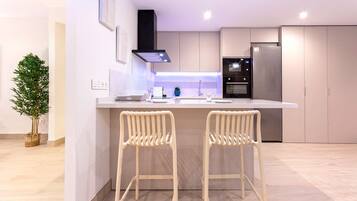 Apartemen (5 Bedrooms) | Dapur pribadi | Lemari es, microwave, oven, dan kompor
