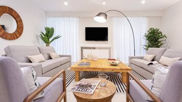 Apartemen (5 Bedrooms) | Area keluarga | TV