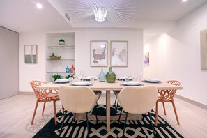 Apartment (5 Bedrooms) | In-room dining