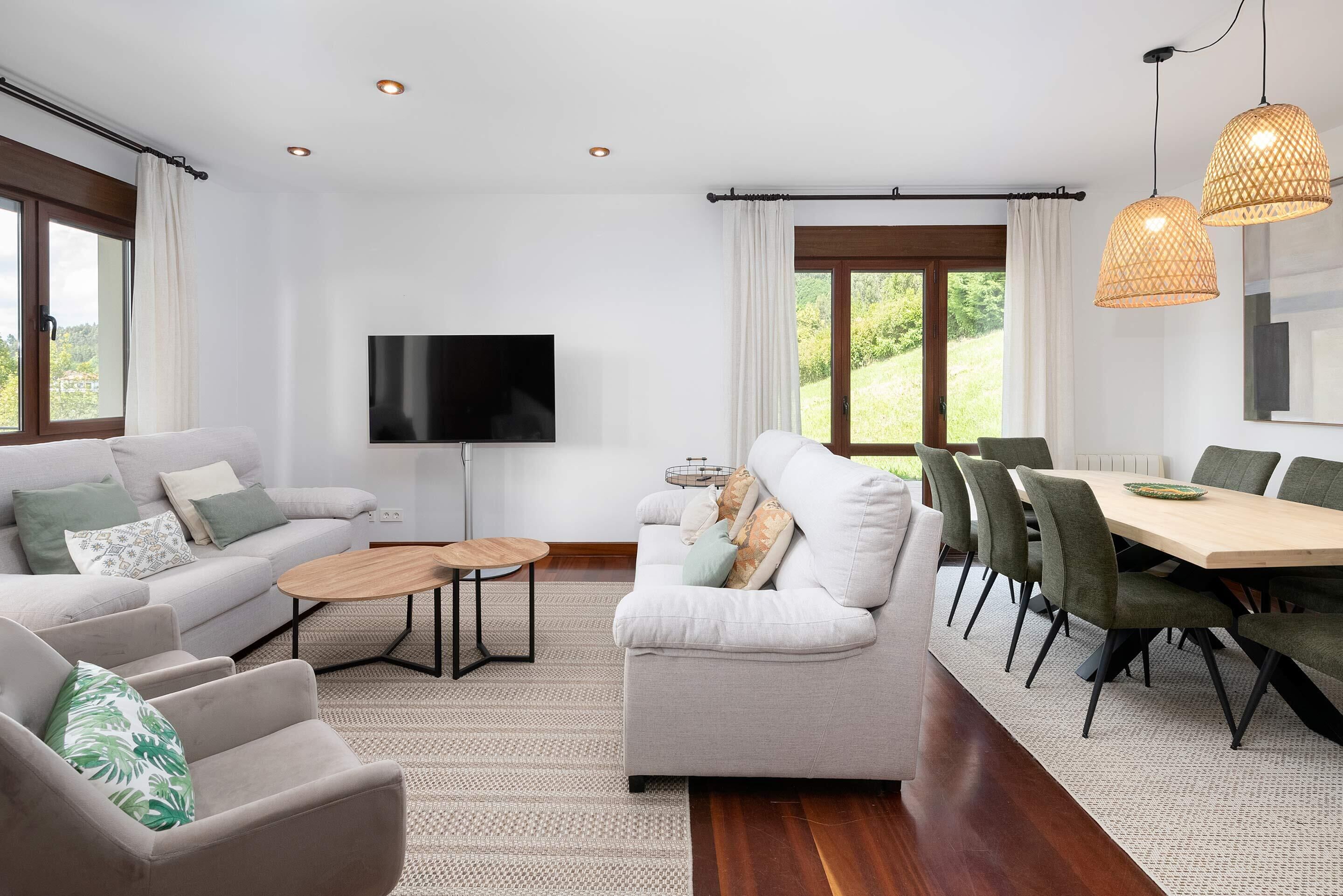 House (5 Bedrooms) | Living room
