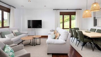 House (5 Bedrooms) | Living room