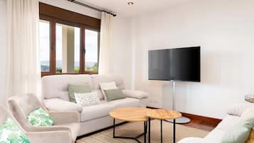 House (5 Bedrooms) | Living area