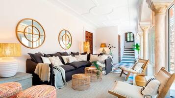 Apartment (3 Bedrooms) | Living area | TV