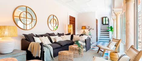 Huoneisto (3 Bedrooms) | Oleskelualue | Televisio