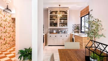 Apartment (3 Bedrooms) | Private kitchen | Fridge, microwave, oven, stovetop