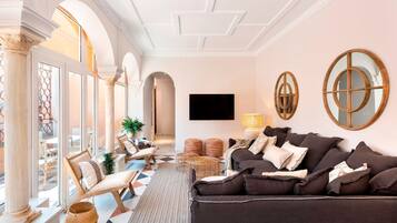 Apartment (3 Bedrooms) | Living area | TV