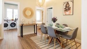Apartment (2 Bedrooms) | Makan dalam bilik