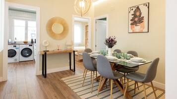 Apartment (2 Bedrooms) | Essbereich im Zimmer