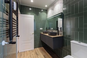 Lägenhet (2 Bedrooms) | Badrum | Dusch, gratis toalettartiklar, hårtork och handdukar