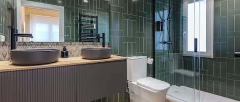 Lejlighed (2 Bedrooms) | Badeværelse | Bruser, gratis toiletartikler, hårtørrer, håndklæder