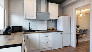 Apartamento (2 Bedrooms) | Cocina privada | Cafetera o tetera, frigorífico, microondas y horno