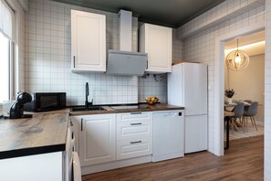 Lägenhet (2 Bedrooms) | Eget kök | Kylskåp, mikrovågsugn, ugn och spishäll