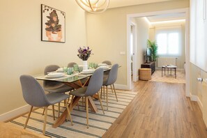 Appartement (2 Bedrooms) | Dineren in de kamer