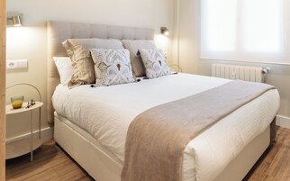 2 habitaciones, tabla de planchar con plancha y cunas gratuitas 
