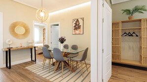 Apartamento (2 Bedrooms) | Servicio de comidas en la habitación
