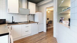 Apartment (2 Bedrooms) | Dapur peribadi | Pembancuh kopi/teh, peti sejuk, ketuhar gelombang mikro, ketuhar 