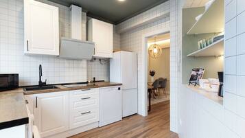 Apartment (2 Bedrooms) | Private kitchen | Fridge, microwave, oven, stovetop