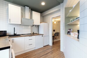 Appartement (2 Bedrooms) | Privékeuken | Een koelkast, een magnetron, een oven, een kookplaat