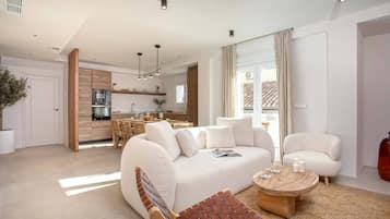 Apartment (4 Bedrooms) | Living room