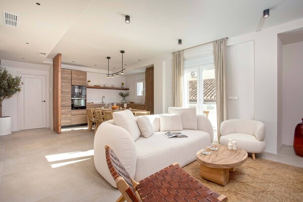 Apartment (4 Bedrooms) | Living room