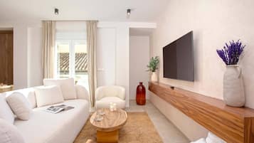 Apartment (4 Bedrooms) | Living area