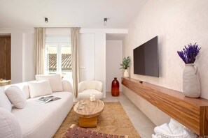 Apartment (4 Bedrooms) | Living area