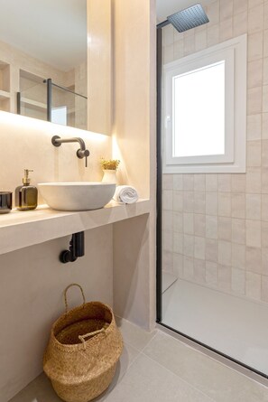 Apartment (4 Bedrooms) | Bathroom | Shower, free toiletries, hair dryer, towels
