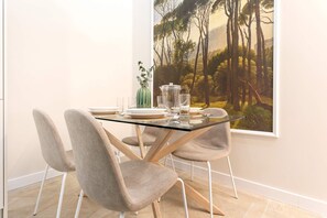 Apartment (2 Bedrooms) | In-room dining