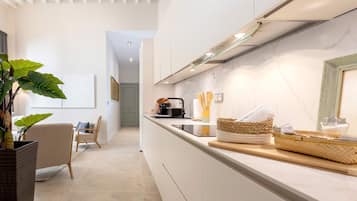 Apartamento (2 Bedrooms) | Cocina privada | Frigorífico, microondas, horno y placa de cocina
