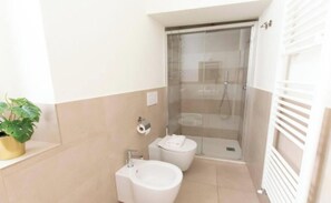 Secador de pelo, bidet, toallas, jabón