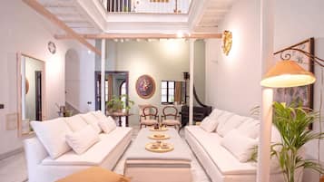 House (5 Bedrooms) | Living area | TV
