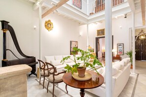 Casa (5 Bedrooms) | Área de sala de estar | Televisión