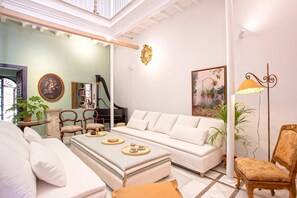 独立别墅 (5 Bedrooms) | 起居区 | 电视