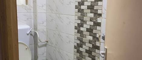 Suihku, pyyhkeet, saippua, vessapaperi