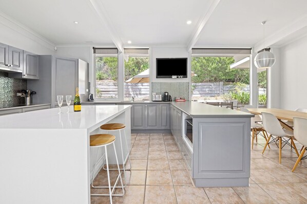 Fridge, microwave, oven, stovetop - Oceans Edge Sorrento (Sorrento)