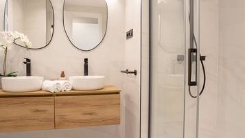Appartement (3 Bedrooms) | Badkamer | Een douche, gratis toiletartikelen, een haardroger, handdoeken