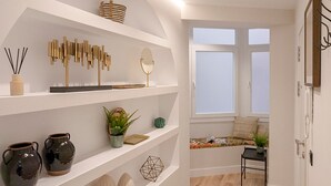 Un couloir moderne avec des étagères blanches, un plancher en bois et une fenêtre offrant une belle vue.