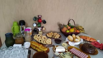 Café da manhã com buffet grátis todos os dias