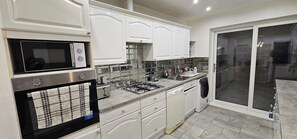 Private kitchen - Spacious & Modern 2-bed House in Dagenham (Dagenham)