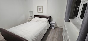 House | 2 bedrooms, iron/ironing board, free WiFi, bed sheets - Spacious & Modern 2-bed House in Dagenham (Dagenham)
