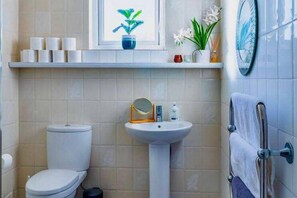 Lägenhet | Badrum | Dusch, gratis toalettartiklar, hårtork och handdukar